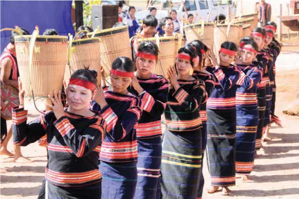 Những người phụ nữ mặc trang phục truyền thống và mang gùi đan, thể hiện nét đẹp văn hóa địa phương Việt Nam