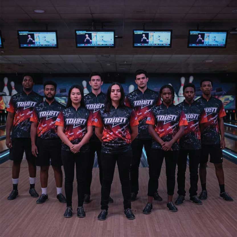 Áo bowling – trang phục đặc trưng giúp người chơi thoải mái khi vận động.