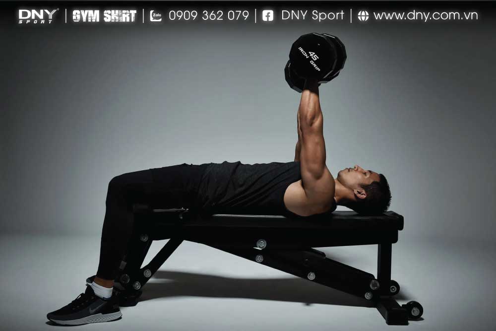 Bench Press – bài tập ngực cơ bản, cần kiểm soát nhịp thở và độ rộng tay.