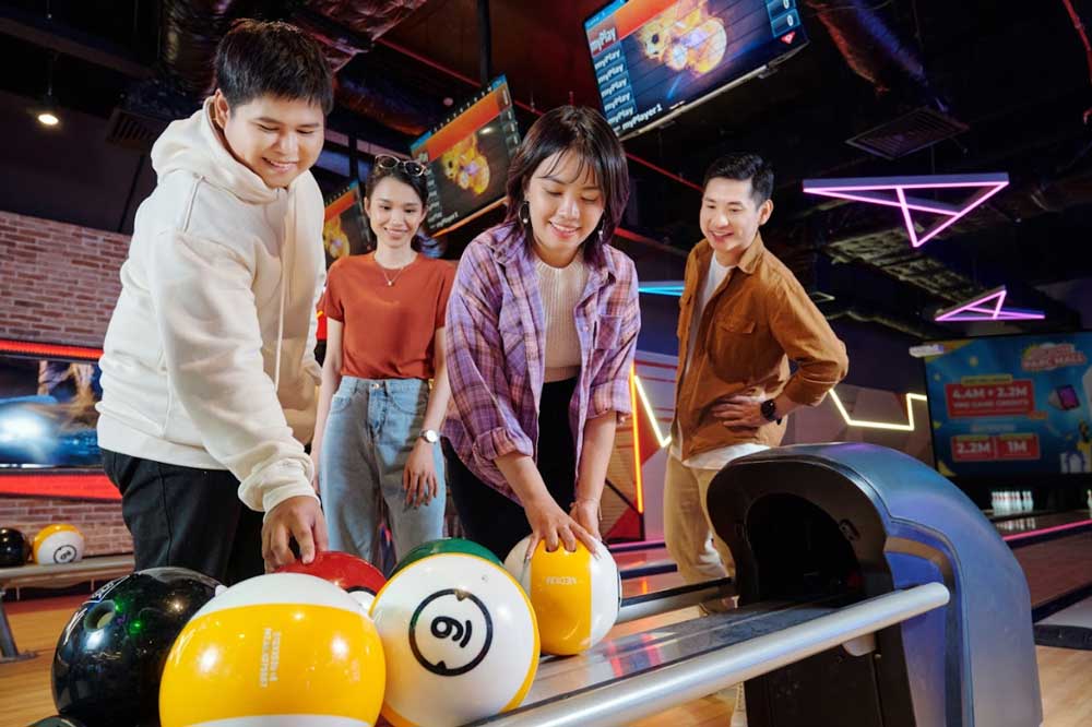 Bowling là lựa chọn hàng đầu cho các buổi tụ tập, giải trí cuối tuần