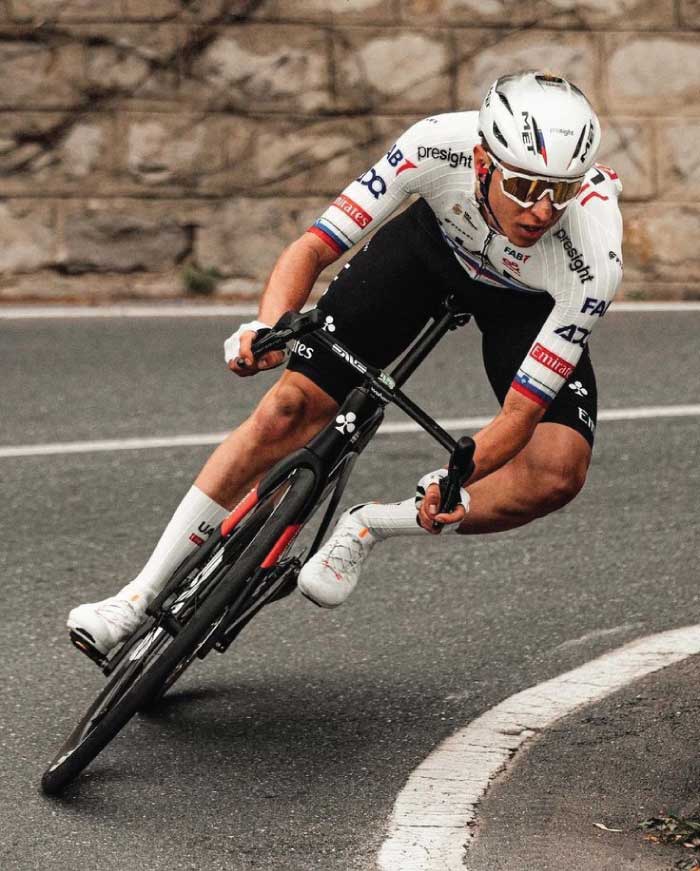 Người đạp xe mặc áo cycling có form vừa vặn khi vận động