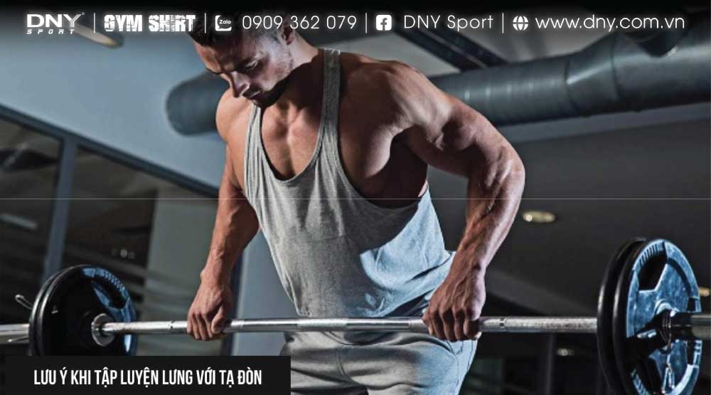 Deadlift giúp phát triển lưng và toàn thân – tránh cong lưng để hạn chế chấn thương.