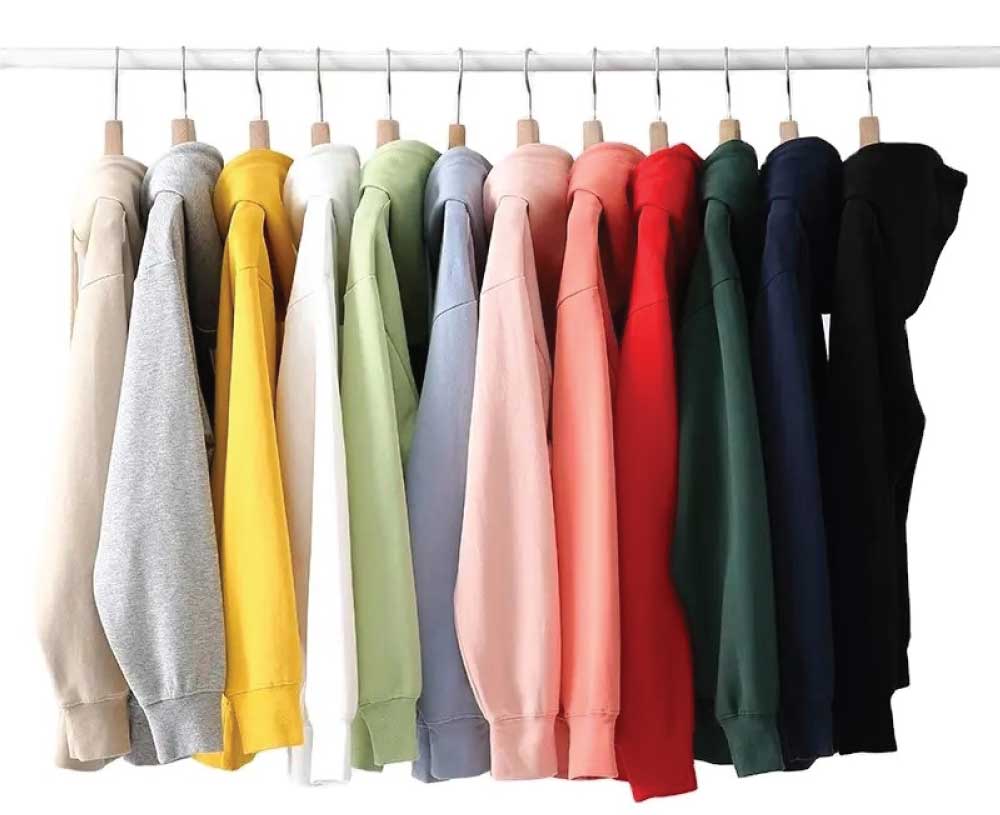 Hoodie lớp trơn hoặc phối màu, in lớn sau lưng, mũ có dây rút và bo tay dày