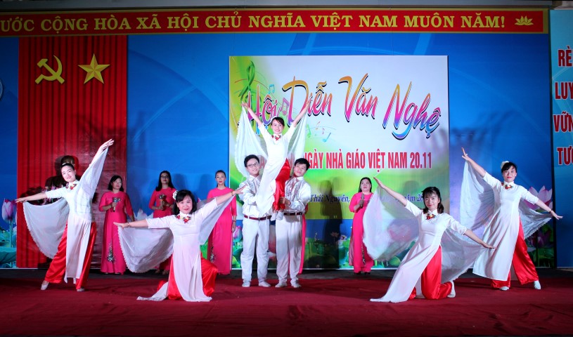 Tiết mục múa trên sân khấu hội diễn văn nghệ chào mừng ngày Nhà giáo Việt Nam 20/11
