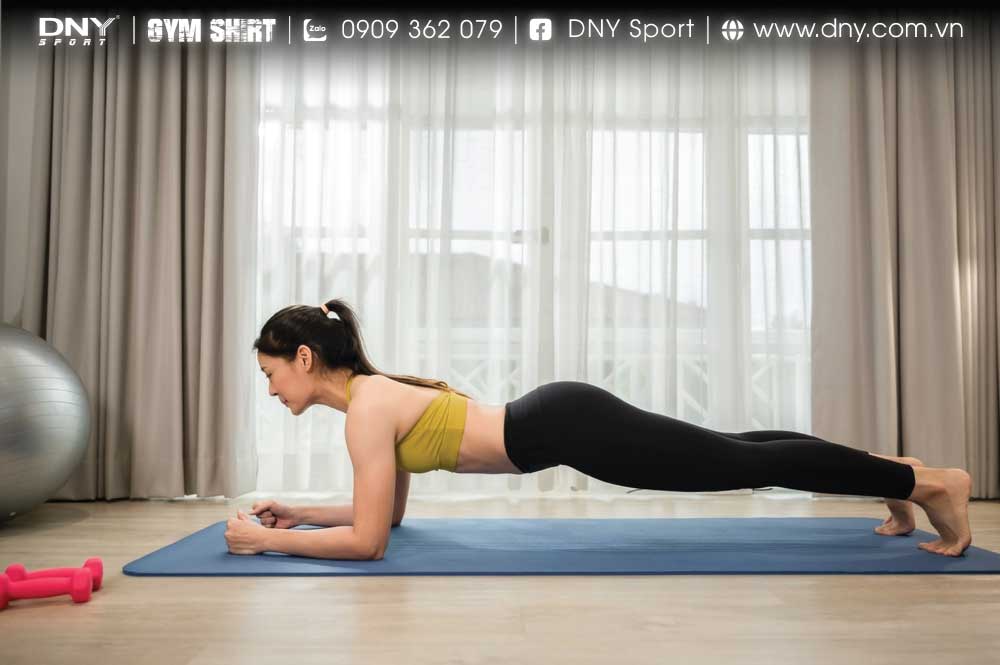 Plank giúp siết cơ bụng hiệu quả, giữ cơ thể thành một đường thẳng.
