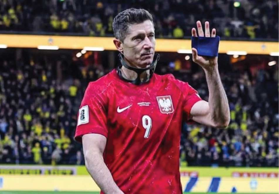Robert Lewandowski buồn bã sau trận thua trước đội tuyển Thuỵ Điển