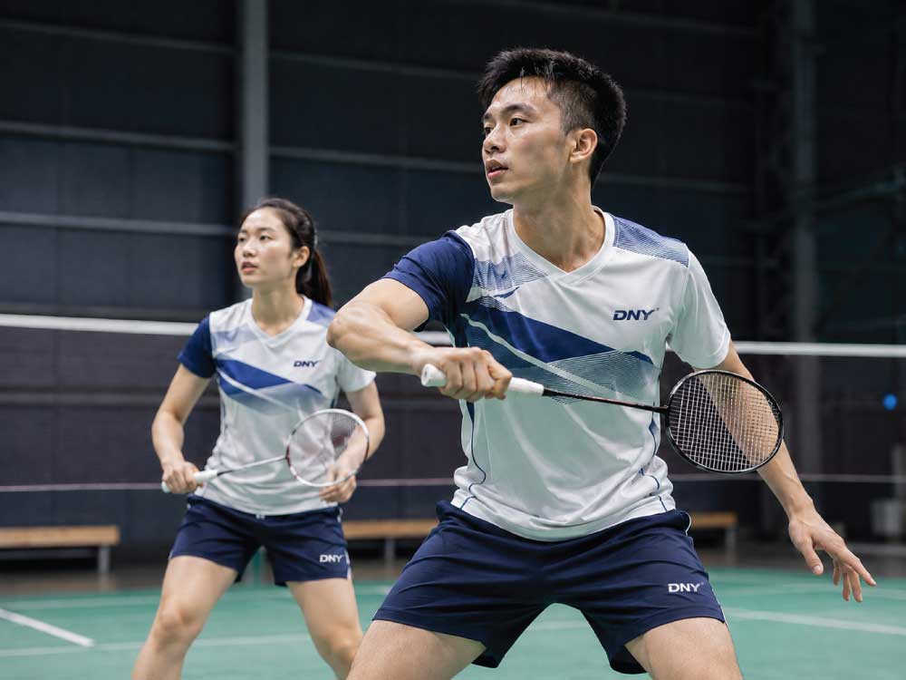 Người chơi mặc áo cầu lông DNY khi vận động trên sân