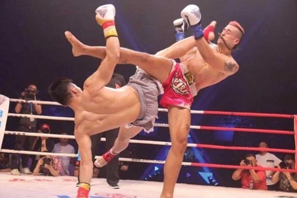 Võ sĩ Muay Thái tung cú đá cao trong một trận đấu chuyên nghiệp. Võ sĩ Muay Thái tung cú đá cao trong một trận đấu chuyên nghiệp.